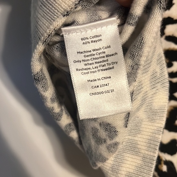 Gorgeous Talbots Rayon Blend Animal Print Short Sleeve Lightweight Sweater S P - Picture 4 of 4